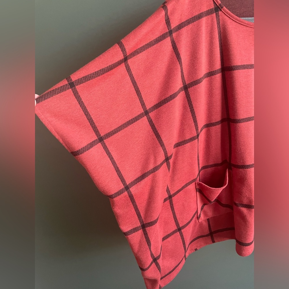 Entro Red Poncho - Picture 4 of 4